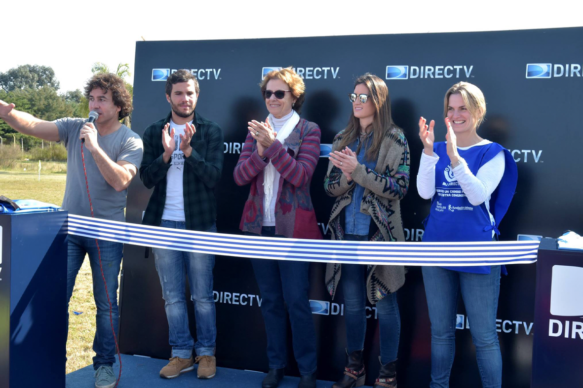 Foto "DIRECTV y Fundación Celeste construyeron un campo deportivo en la Aldea de Montevideo"