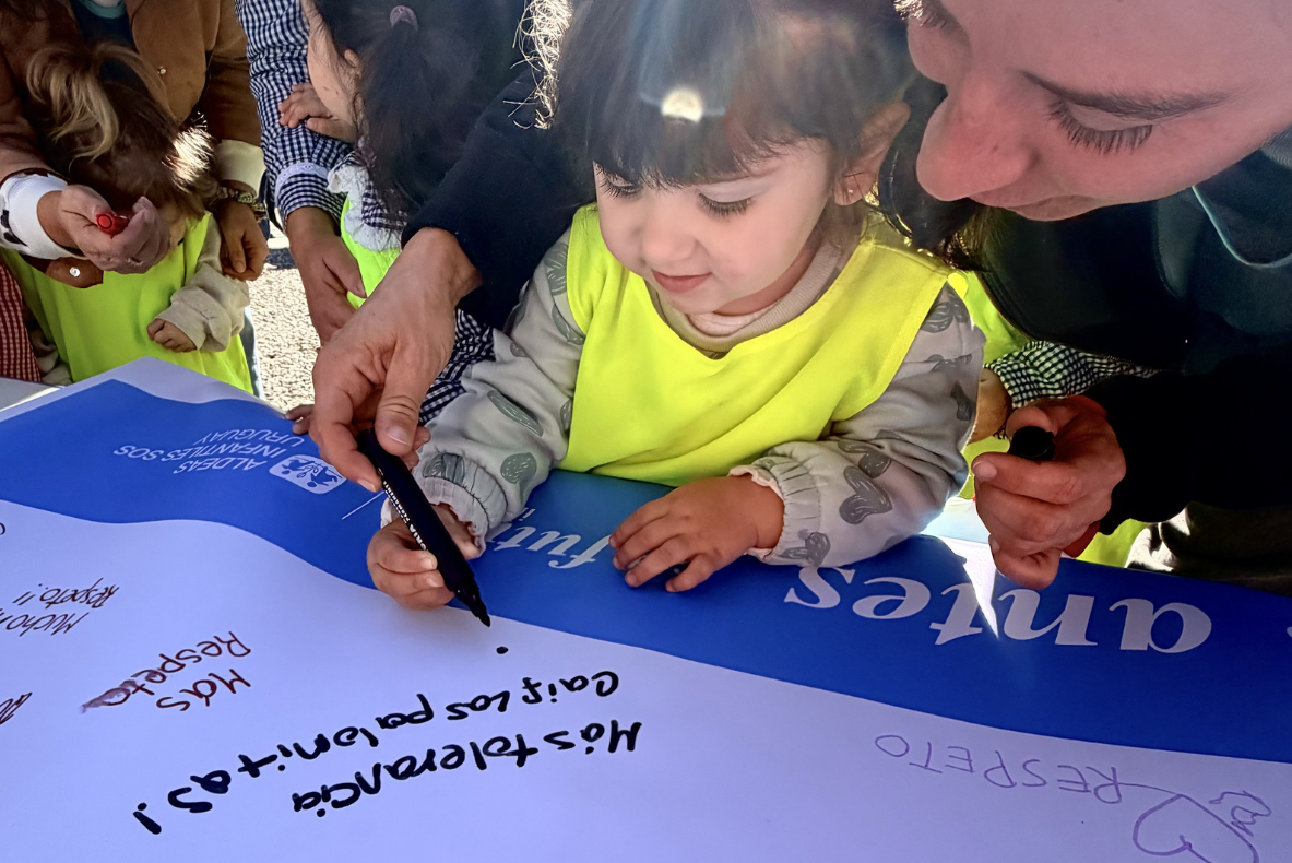 Niña escribiendo en el marco de una actividad de sensibilización. 