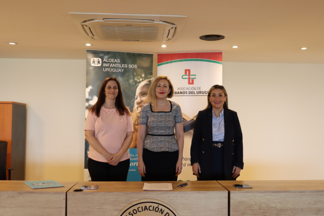 La directora nacional de Aldeas Infantiles, Verónica Burstin, junto a la presidenta de la Asociación de Escribanos del Uruguay (AEU), Jenifer Alfaro Borges y la secretaria de la Comisión Directiva Nacional, Mariana Ulery.