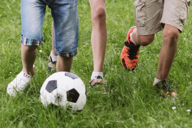 Imagen ilustrativa de niños jugando fútbol